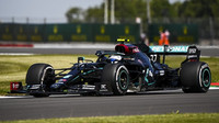 Valtteri Bottas při pátečním tréninku v Silverstone