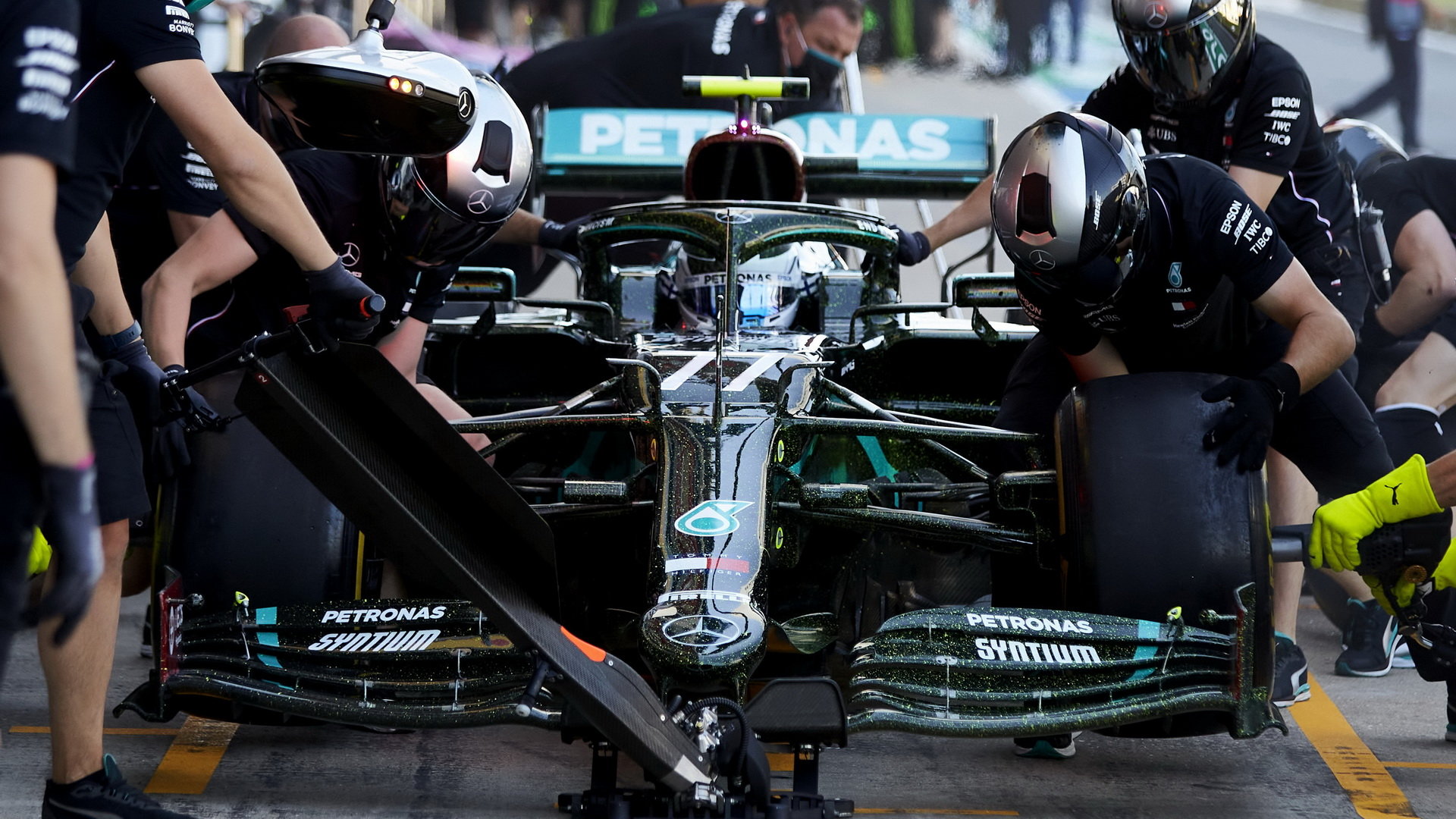 Valtteri Bottas s Flow-visem při pátečním tréninku v Silverstone