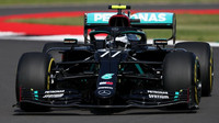 Valtteri Bottas při pátečním tréninku v Silverstone