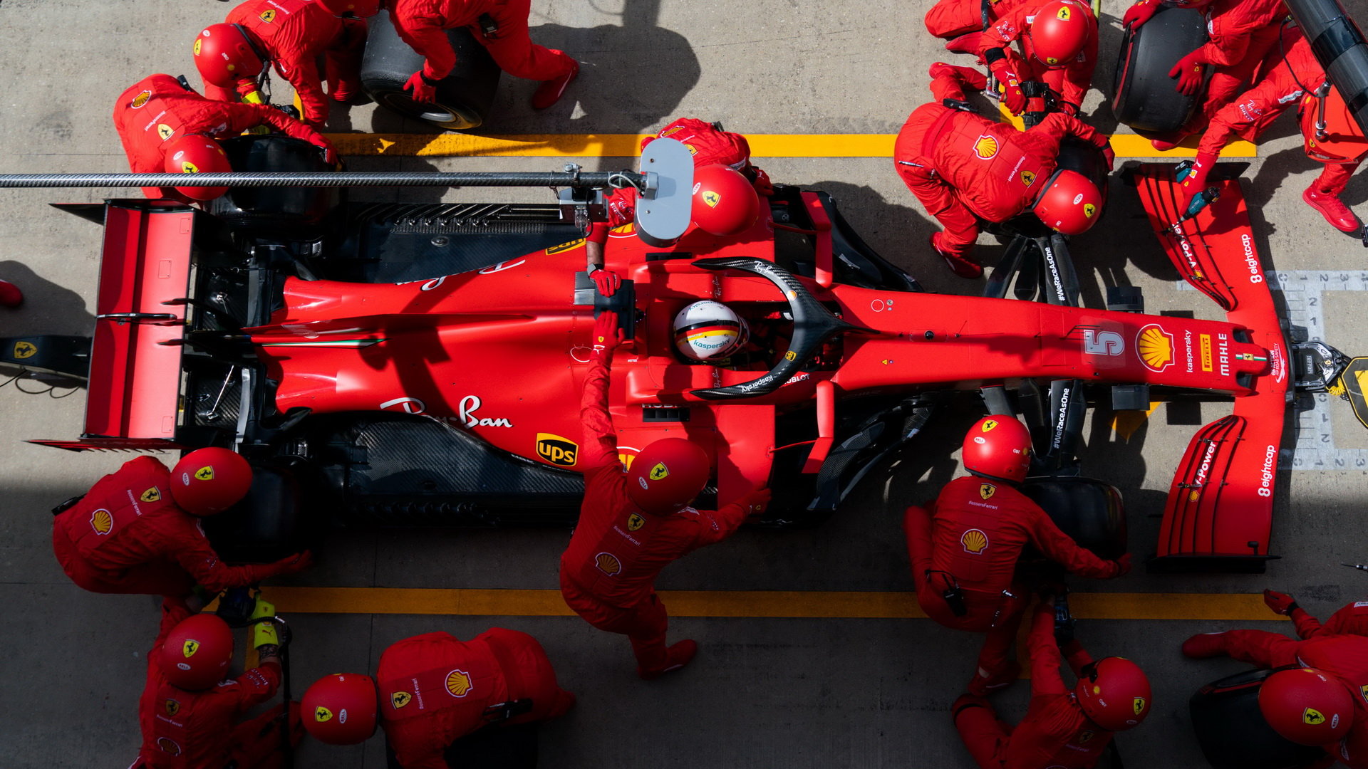 Práce na voze Sebastiana Vettela