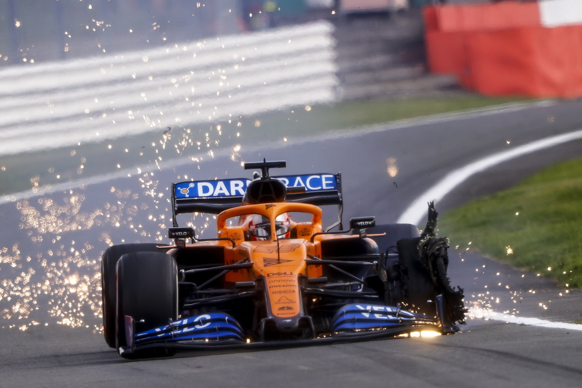 Carlos Sainz míří do boxů s defektem pneumatiky, podobný osud postihl v neděli oba Mercedesy