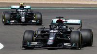 Lewis Hamilton a Valtteri Bottas v závodě v Silverstone