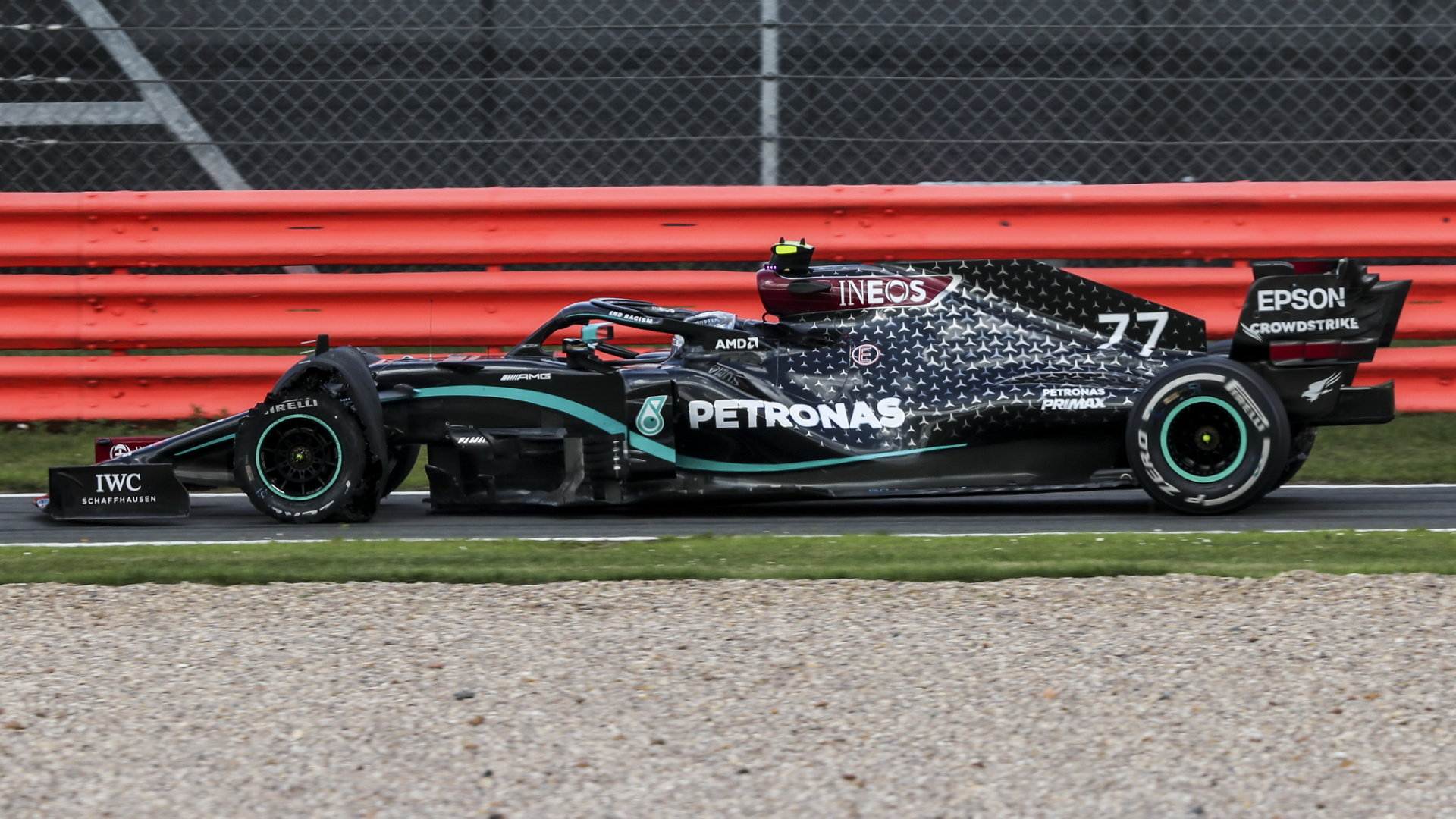 Valtteri Bottas 3 kola před koncem s prasklou přední pneumatikou v závodě v Silverstone