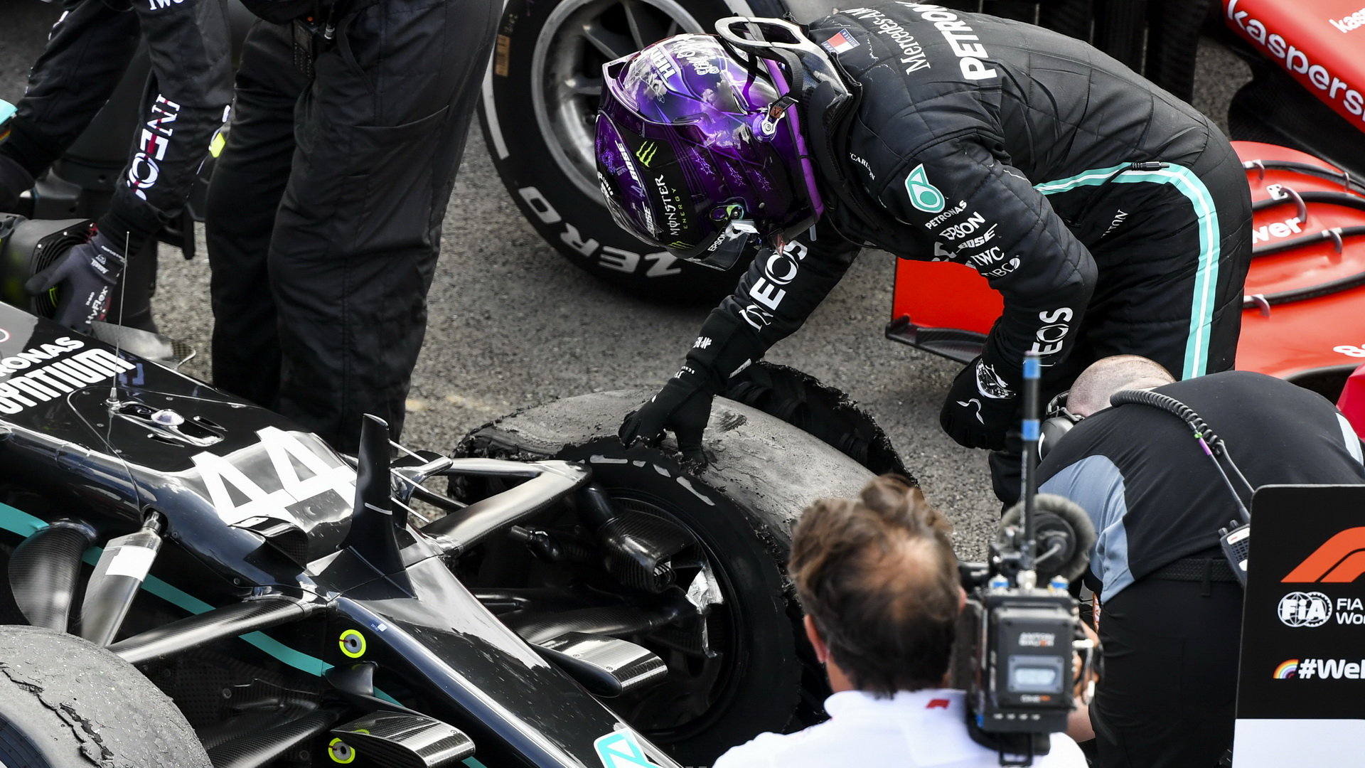Lewis Hamilton si prohlíží praskloup pneumatiku po závodě v Silverstone