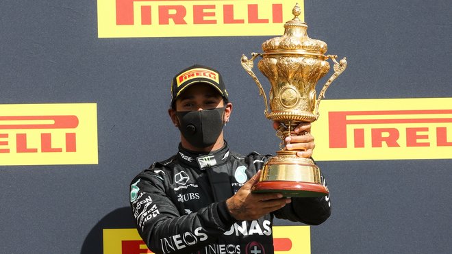 Lewis Hamilton si svou trofejí za první místo po závodě v Silverstone
