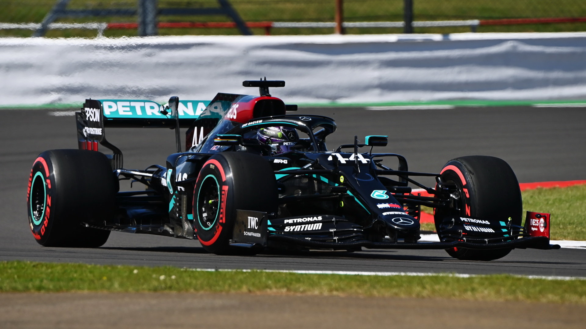 Lewis Hamilton s Mercedesem W11 v Silverstone