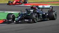 Valtteri Bottas v závodě v Silverstone