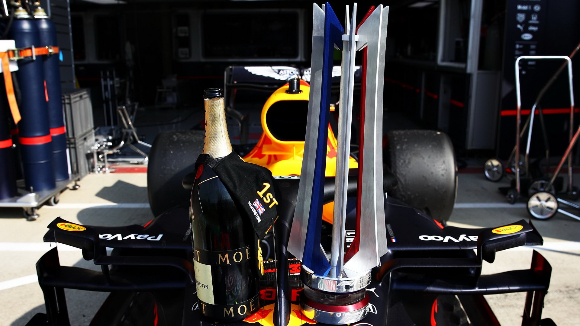 Trofej Maxe Verstappena za první místo v závodě v Silverstone