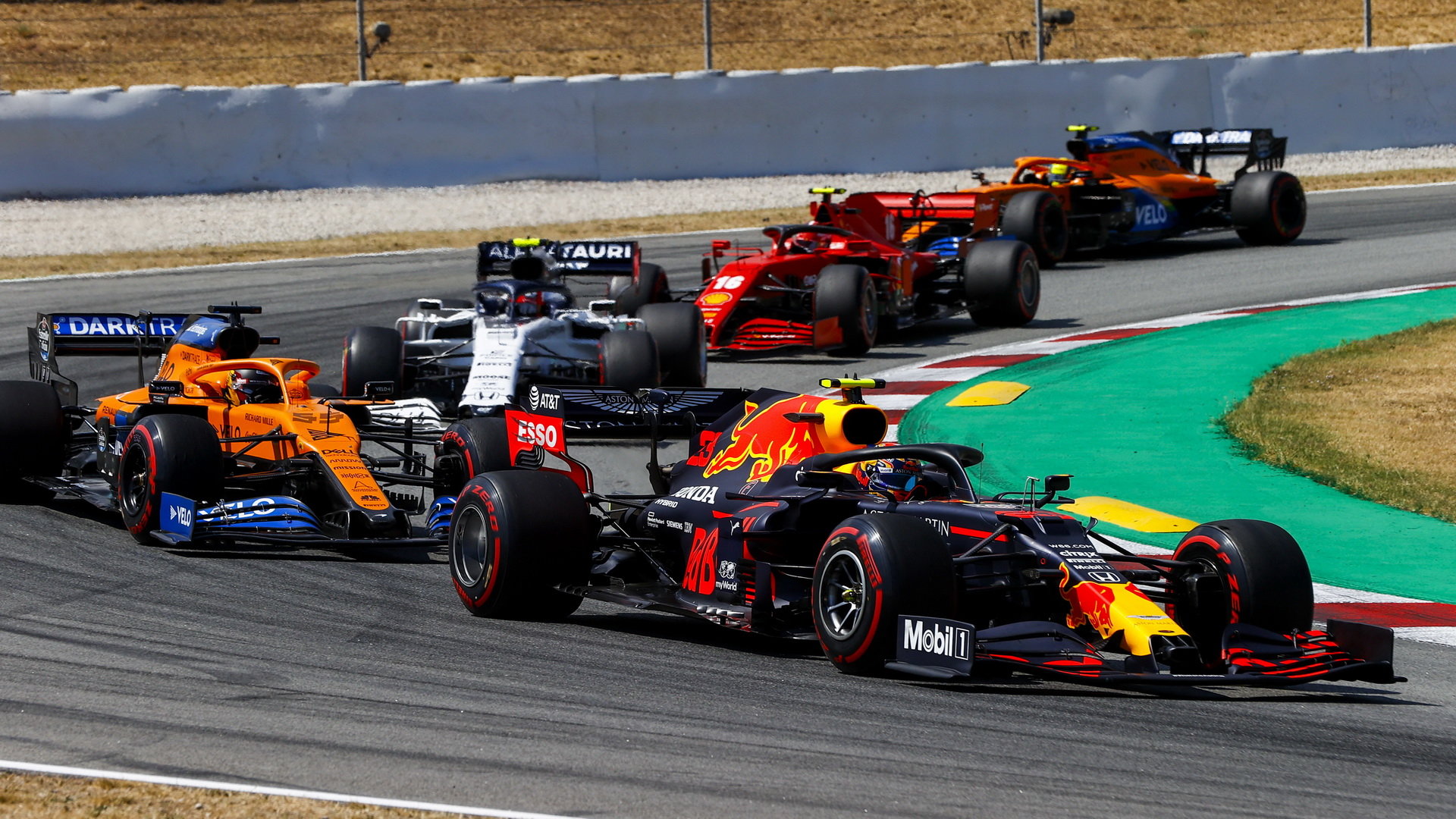 Alexander Albon a Charles Leclerc v závodě ve Španělsku