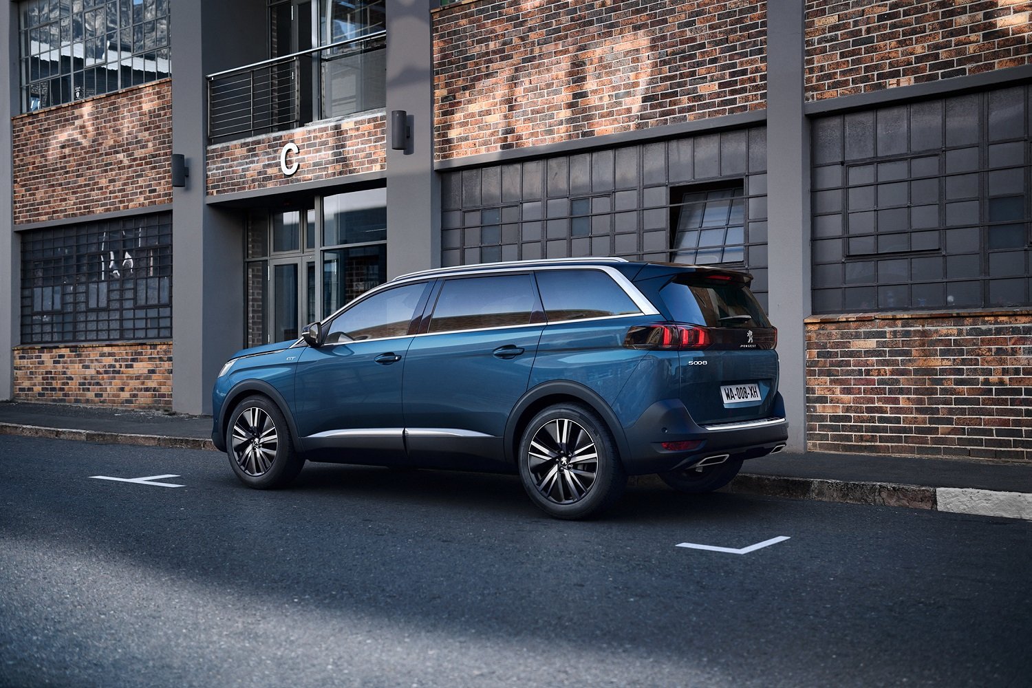 Peugeot představil své nové SUV 5008, na evropský trh dorazí na konci roku 2020