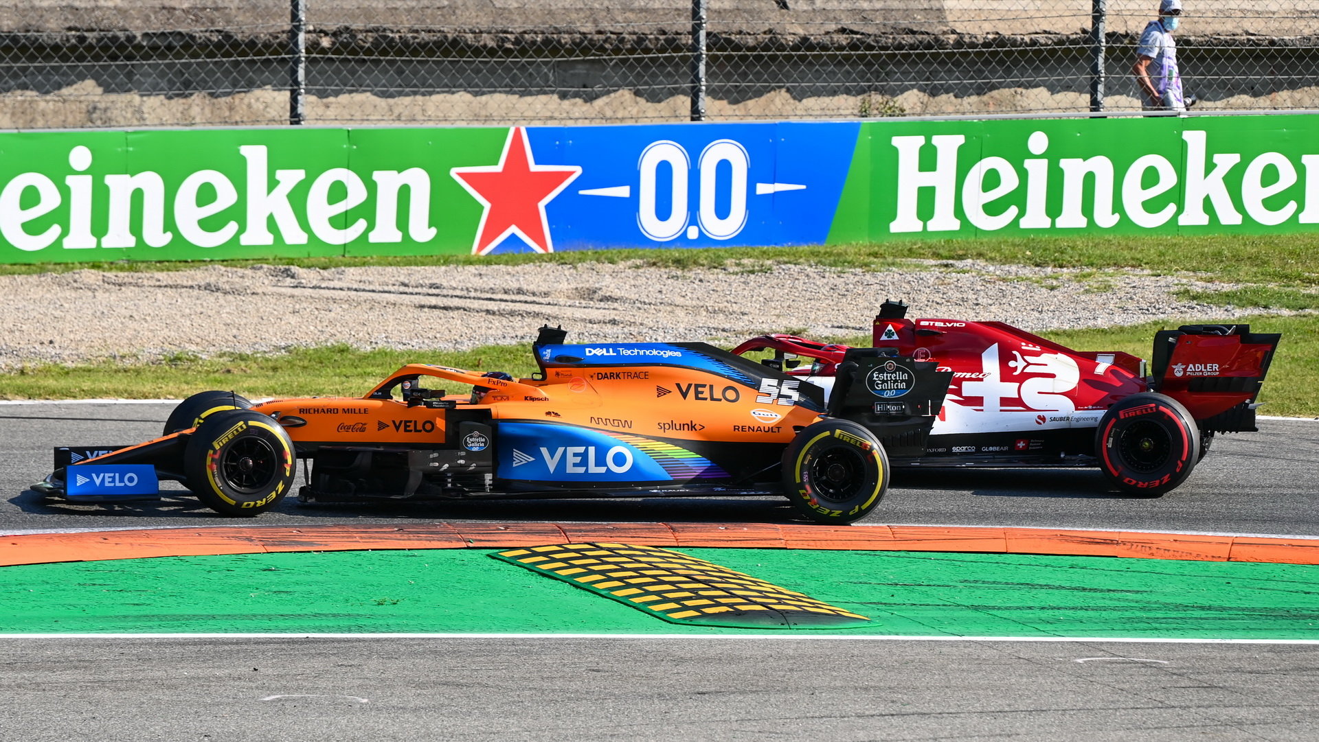 Carlos Sainz a Kimi v závodě v Monze