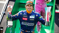 Carlos Sainz se svou trofejí za druhé místo po závodě v Monze