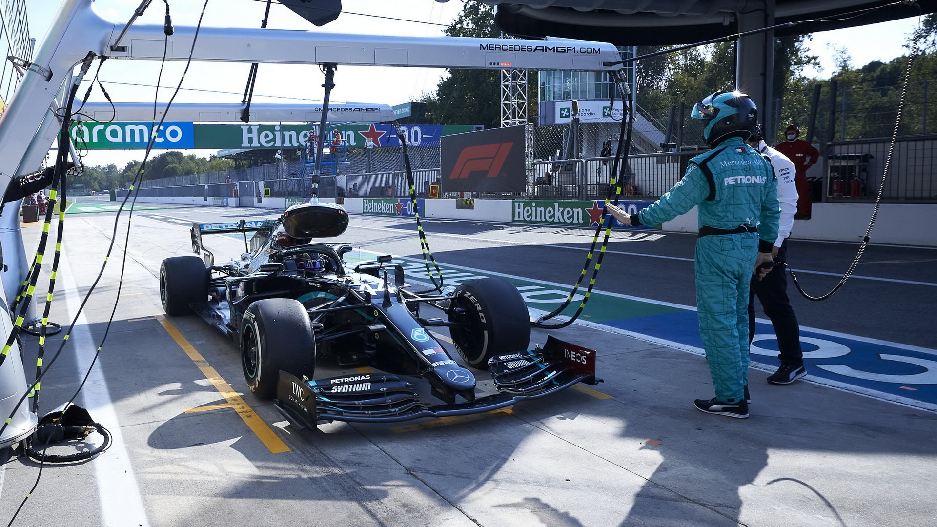 Lewis Hamilton si odpikává trest 10 vteřin v závodě na Monze
