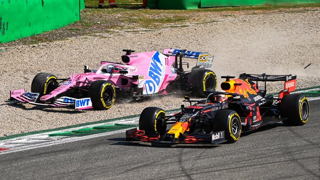 Sergio Pérez a Max Verstappen po kontaktu v závodě na Monze