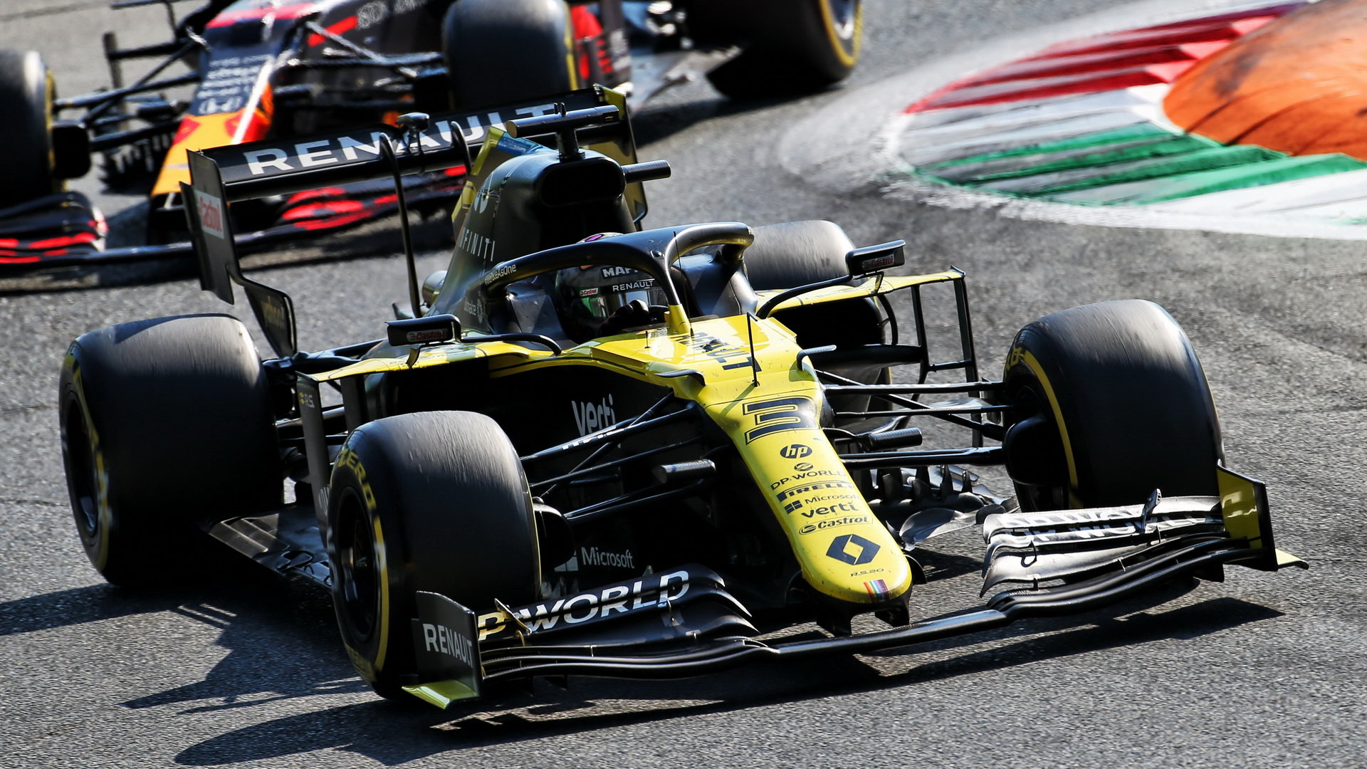 Daniel Ricciardo v závodě na Monze