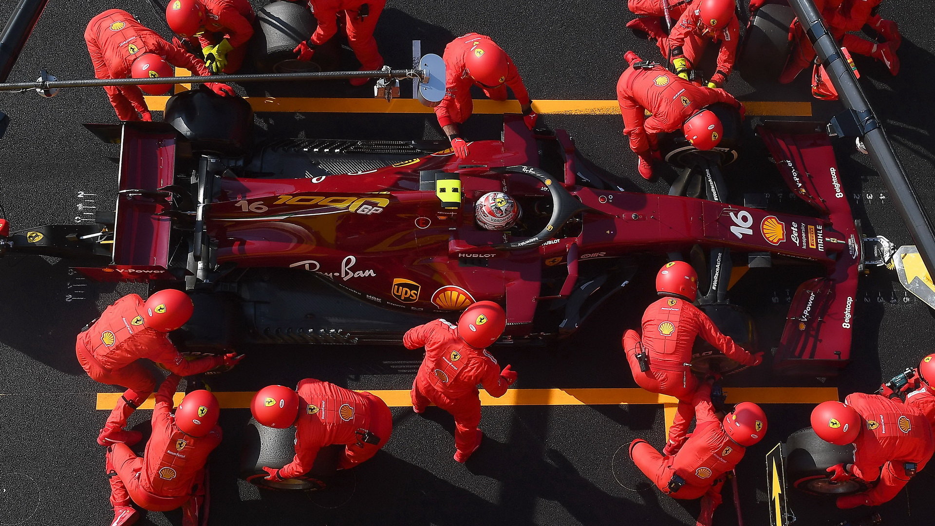 Charles Leclerc v boxech Ferrari