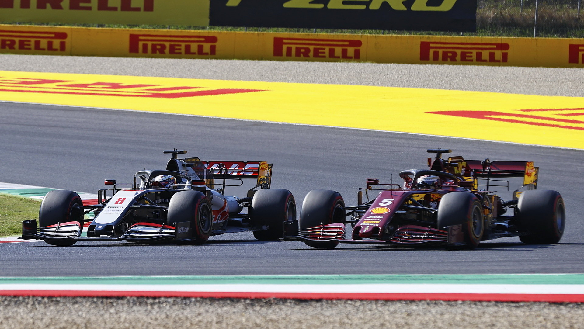 Romain Grosjean a Sebastian Vettel v závodě v Toskánsku