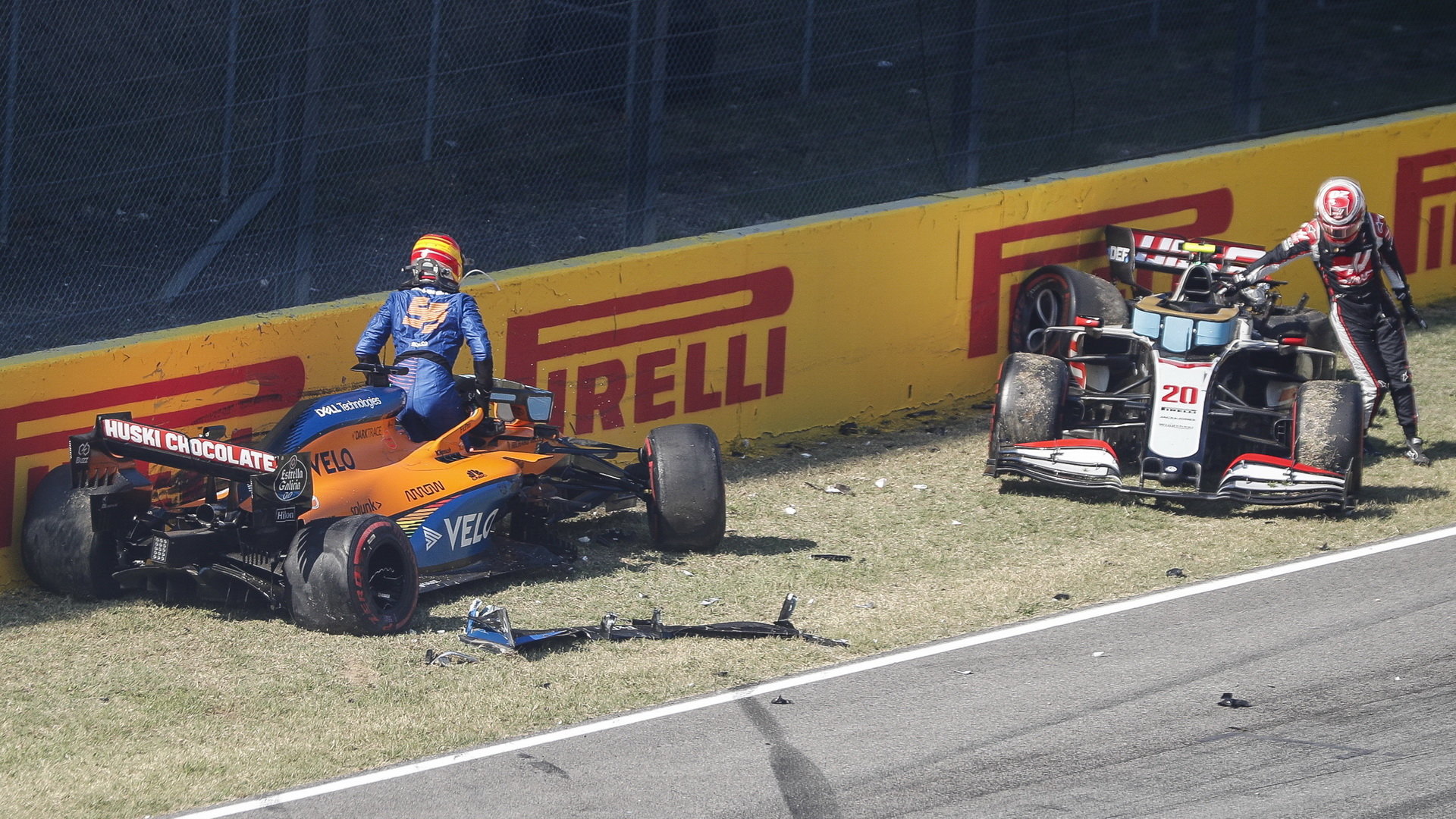 Carlos Sainz a Kevin Magnussen po hromadné nehodě v závodě v Toskánsku