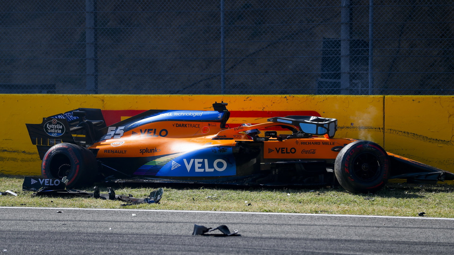Carlos Sainz po havárii v závodě v Toskánsku