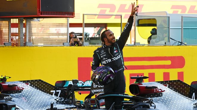 Lewis Hamilton se raduje z 90 vítězství po závodě v Toskánsku