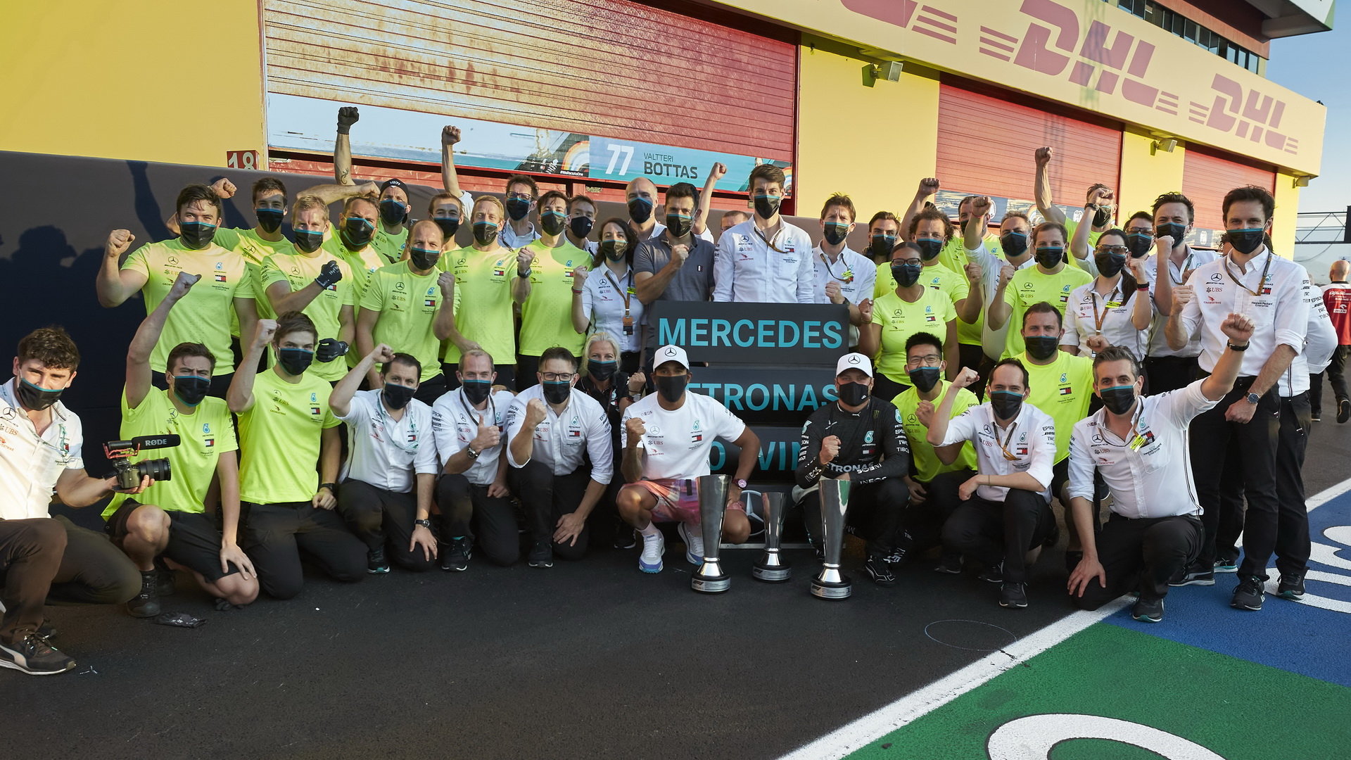 Tým Mercedes slaví double po závodě v Toskánsku
