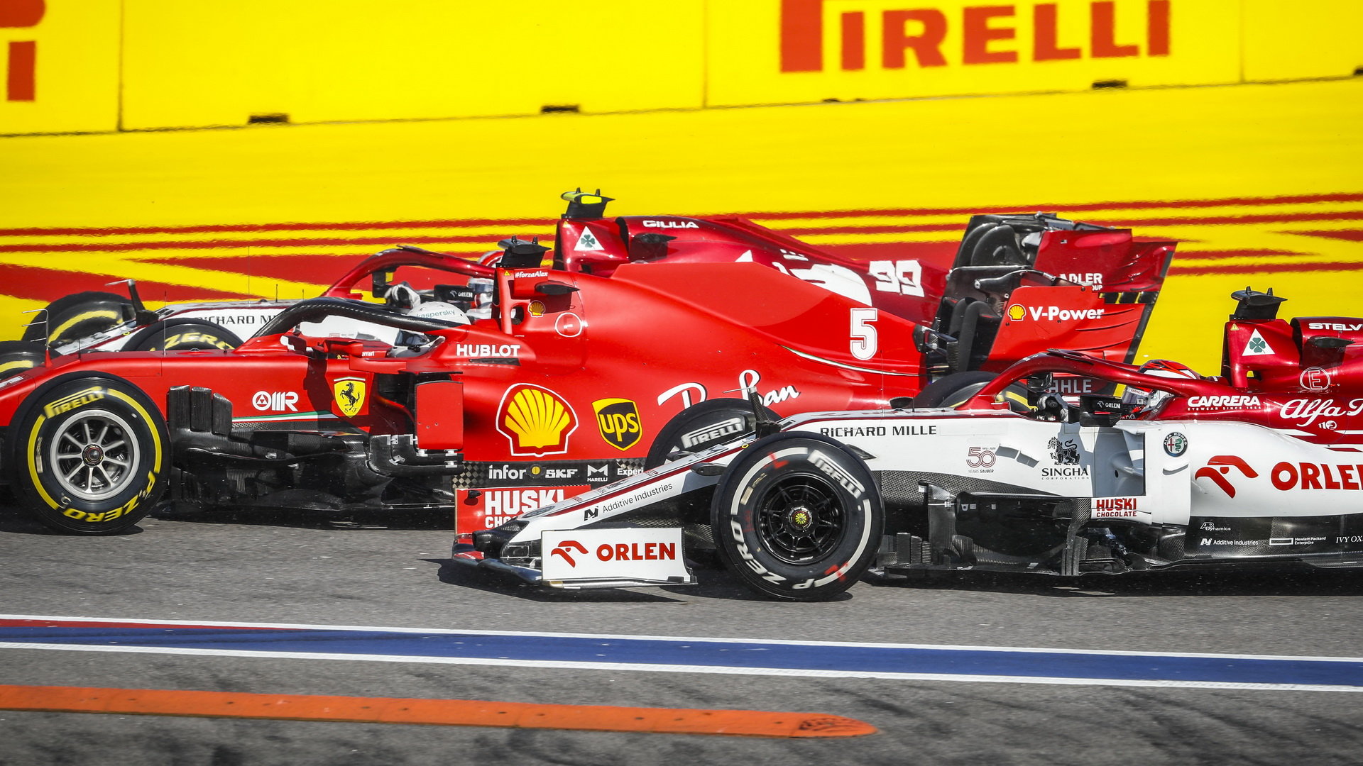 Kimi Räikkönen soupeří s vozy Ferrari po startu závodu v Soči