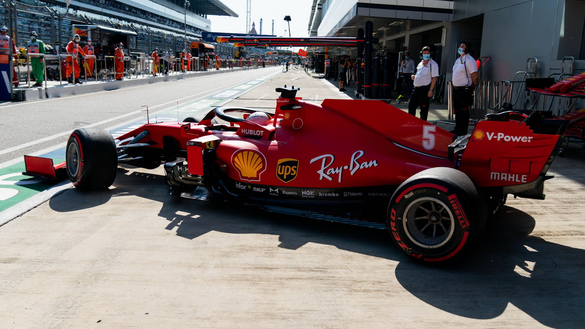 Sebastian Vettel prožil v Soči smolný víkend, když v kvalifikaci tvrdě havaroval