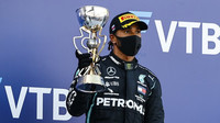 Lewis Hamilton se svou trofejí za první místo po závodě v Soči
