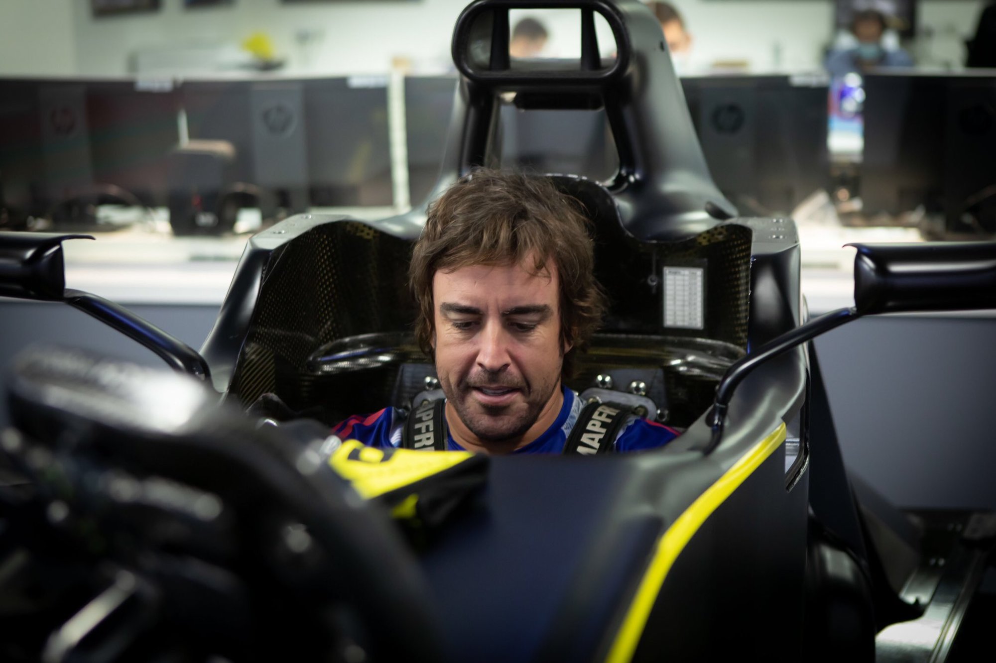 Fernando Alonso v továrně Renaultu