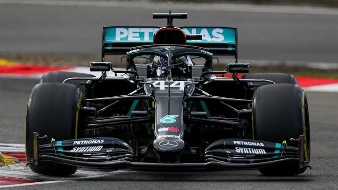 Lewis Hamilton s Mercedesem W11 na Nürburgringu