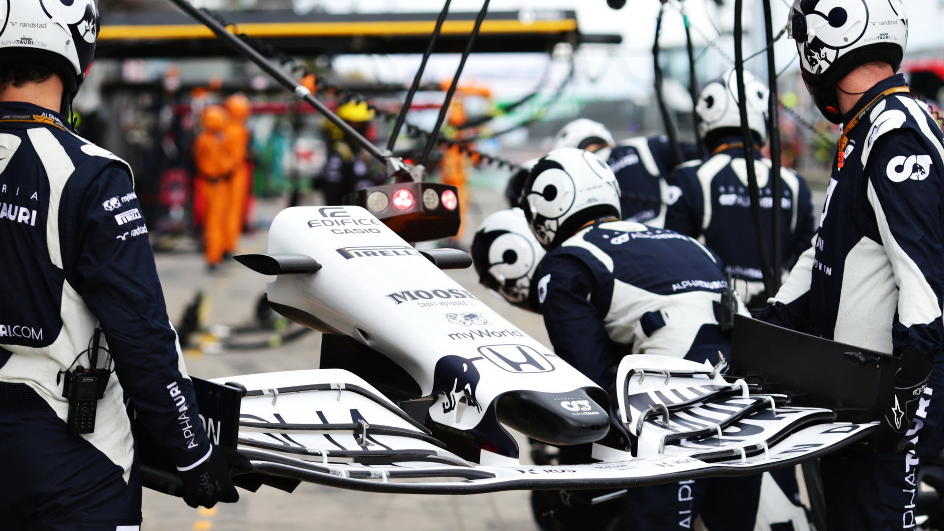 Nové přední křídlo pro Daniila Kvjata počas závodu na Nürburgringu