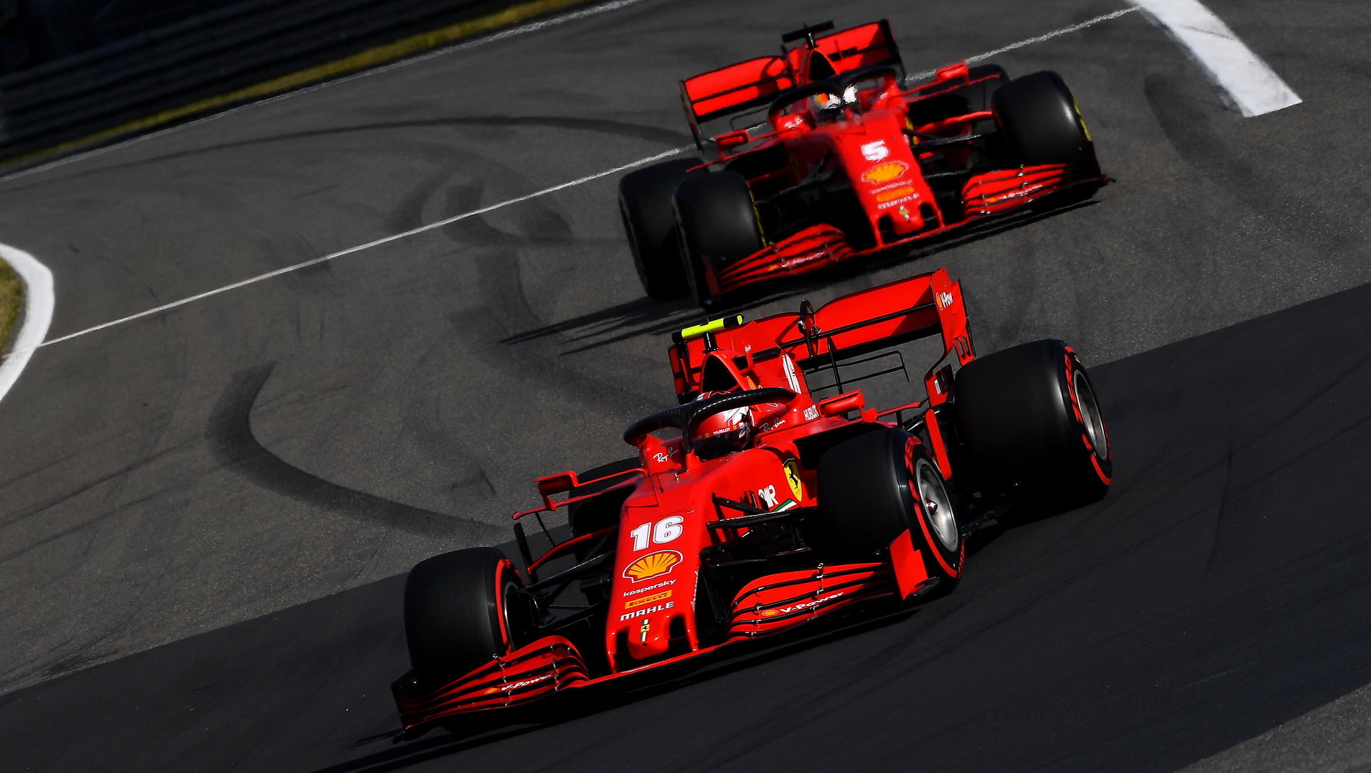 Charles Leclerc a Sebastian Vettel počas závodu na Nürburgringu