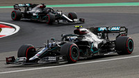 Valtteri Bottas a Lewis Hamilton počas závodu na Nürburgringu