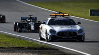Lewis Hamilton za Safety carem počas závodu na Nürburgringu