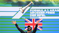 Lewis Hamilton se svou trofejí za první místo na pódiu na Nürburgringu