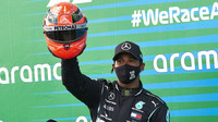 Lewis Hamilton s přiblou Michaela Schumachera na pódiu na Nürburgringu