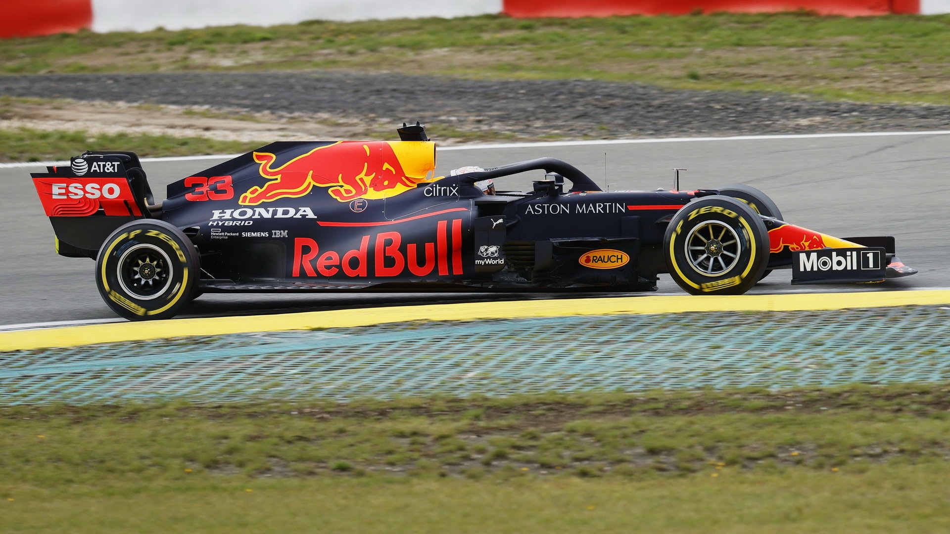 Max Verstappen počas závodu na Nürburgringu