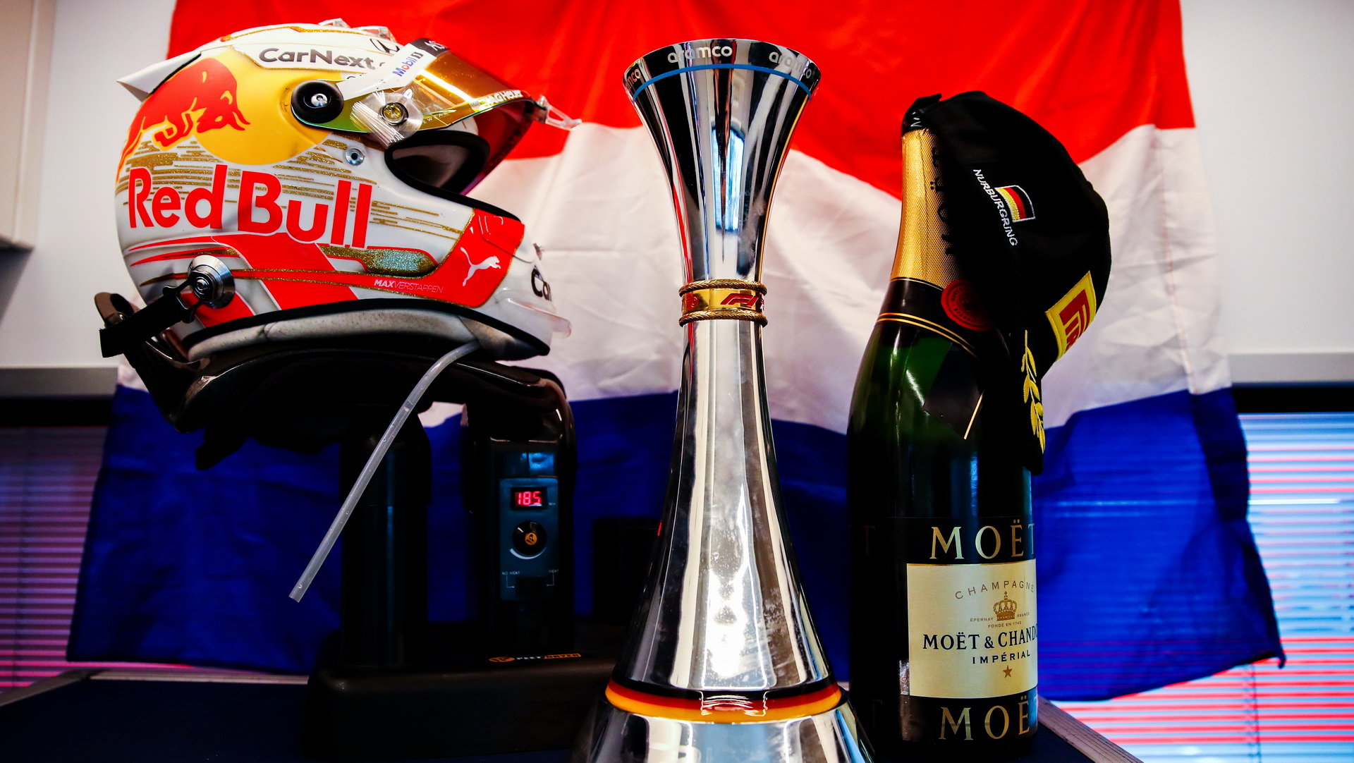 Přilba a pohár Maxe Verstappena na Nürburgringu
