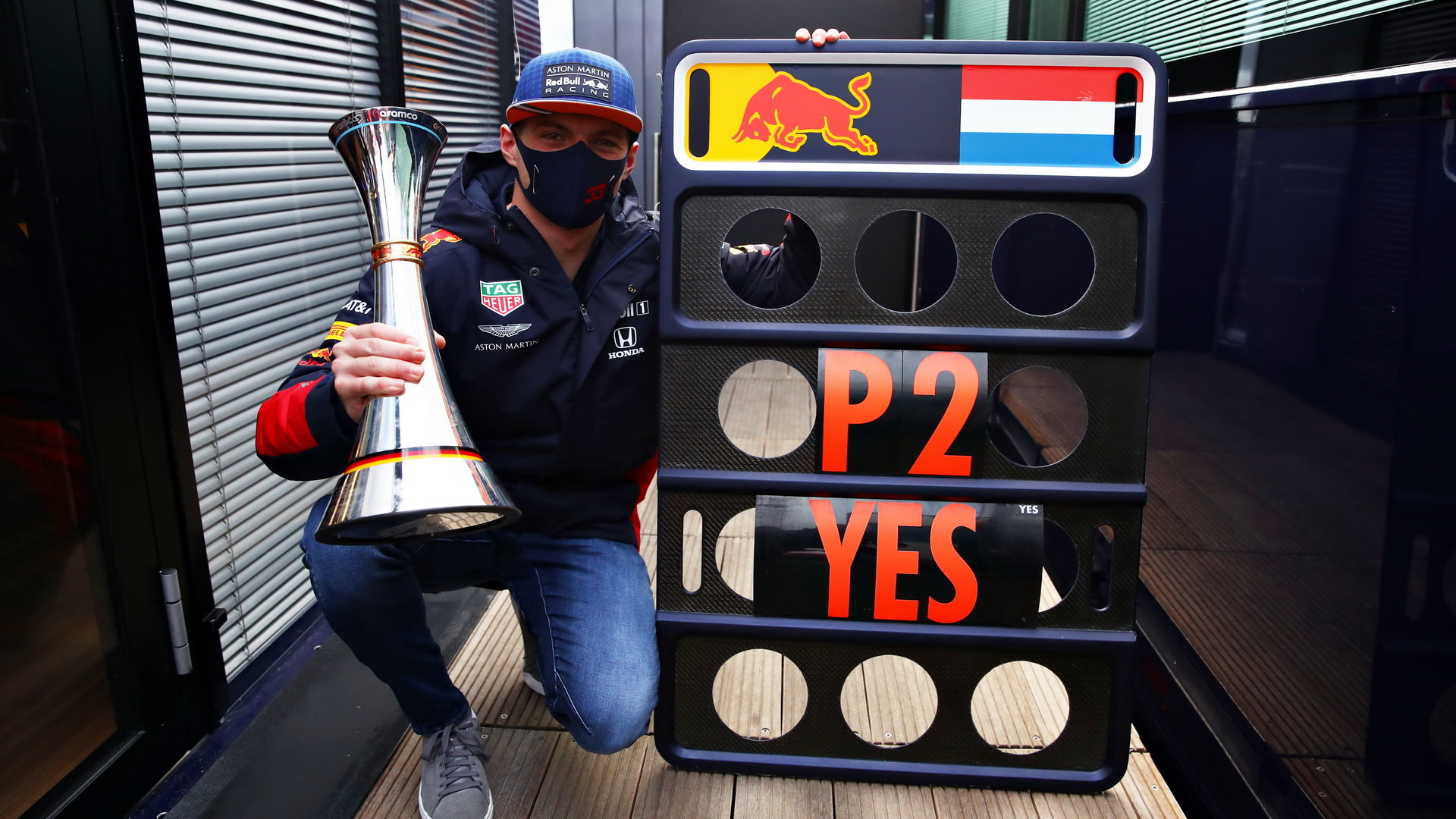 Max Verstappen se svou trofejí za druhé místo na Nürburgringu