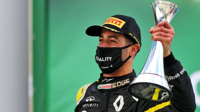 Daniel Ricciardo se svou trofejí za třetí místo na pódiu na Nürburgringu