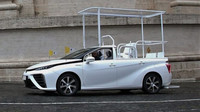 Papamobil Toyota Mirai