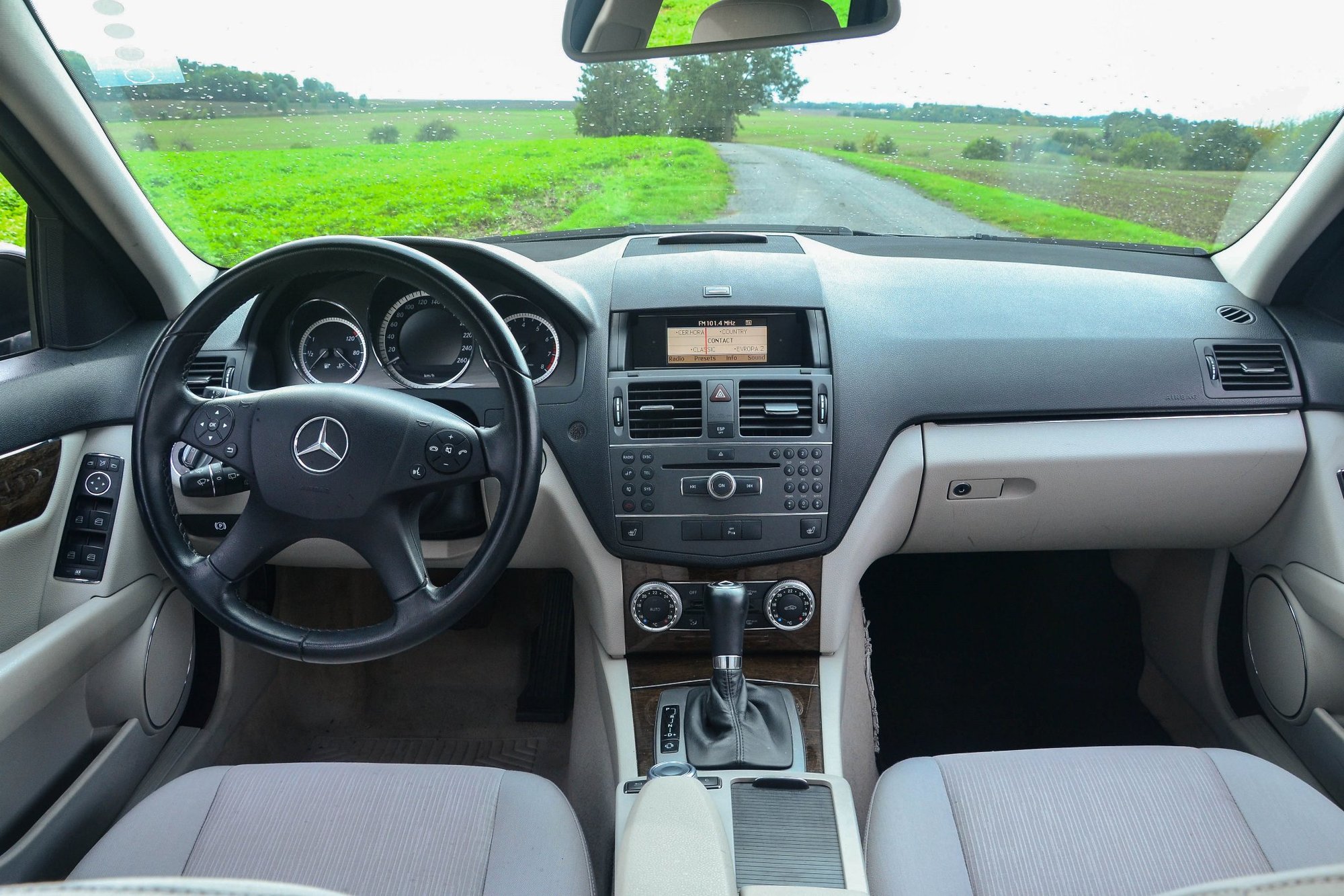 Mercedes-Benz C 200 je stále ještě poměrně moderní, dobře vypadající, spolehlivý a za slušné peníze