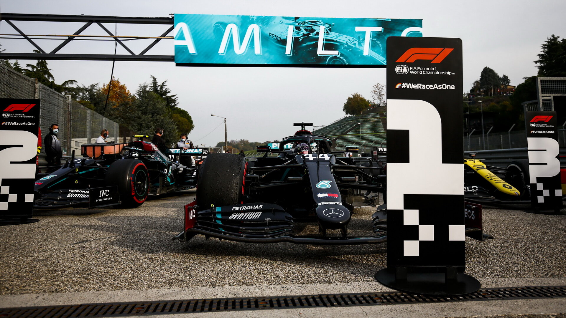 Lewis Hamilton po závodě v Imole