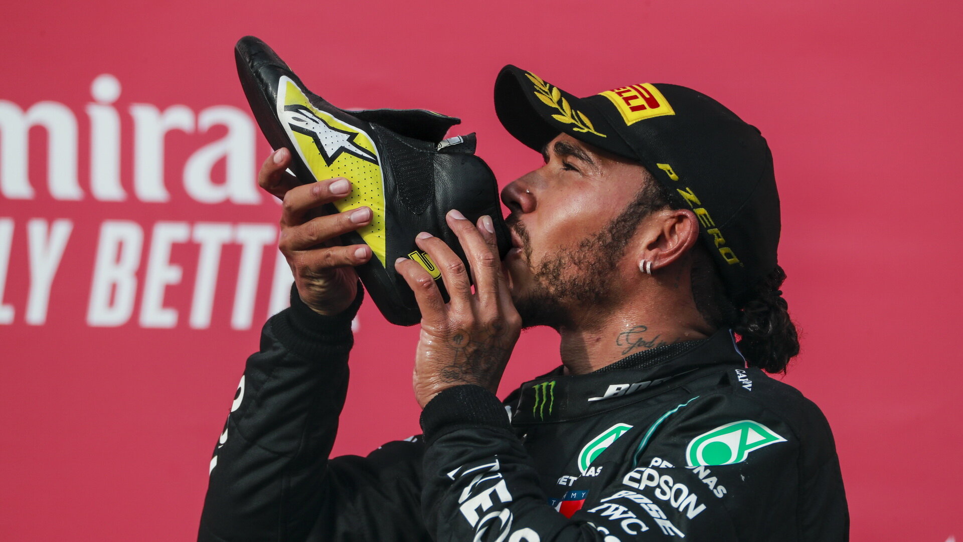 Lewis Hamilton přijal shoey od Daniel Ricciardo po závodě v Imole