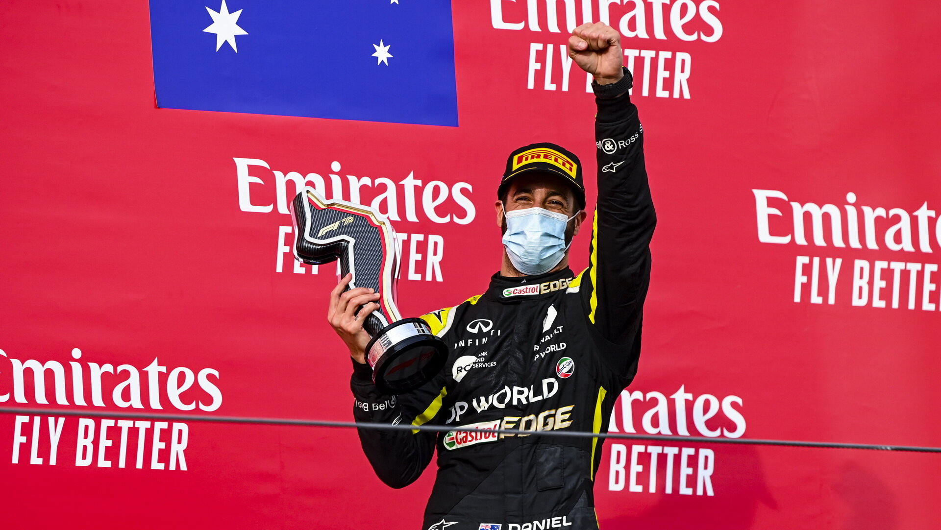 Daniel Ricciardo se svou trofejí za třetí místo po závodě v Imole