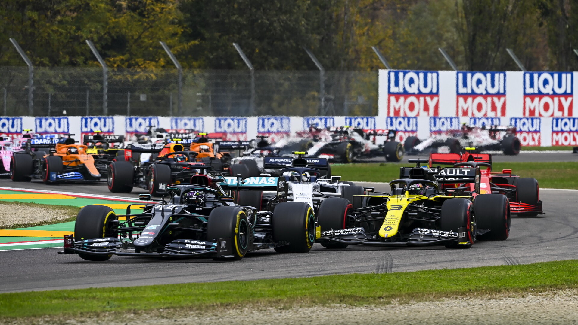Souboj Lewise Hamilton a Daniel Ricciardo po startu závodu v Imole
