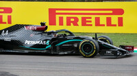 Lewis Hamilton při závodě v Imole