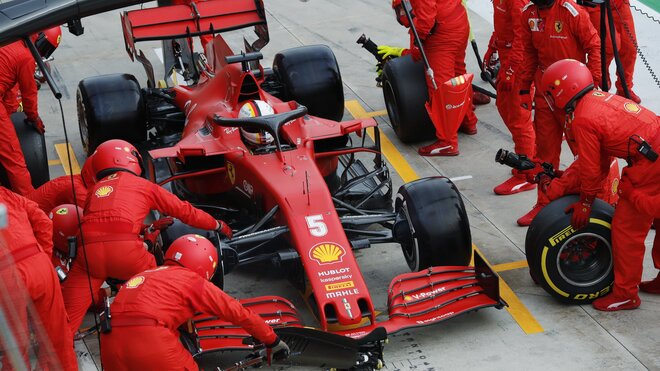Sebastian Vettel v boxech Ferrari