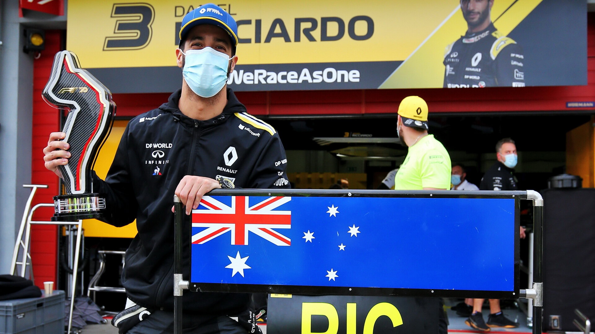 Daniel Ricciardo se svou trofejí za třetí místo po závodě v Imole