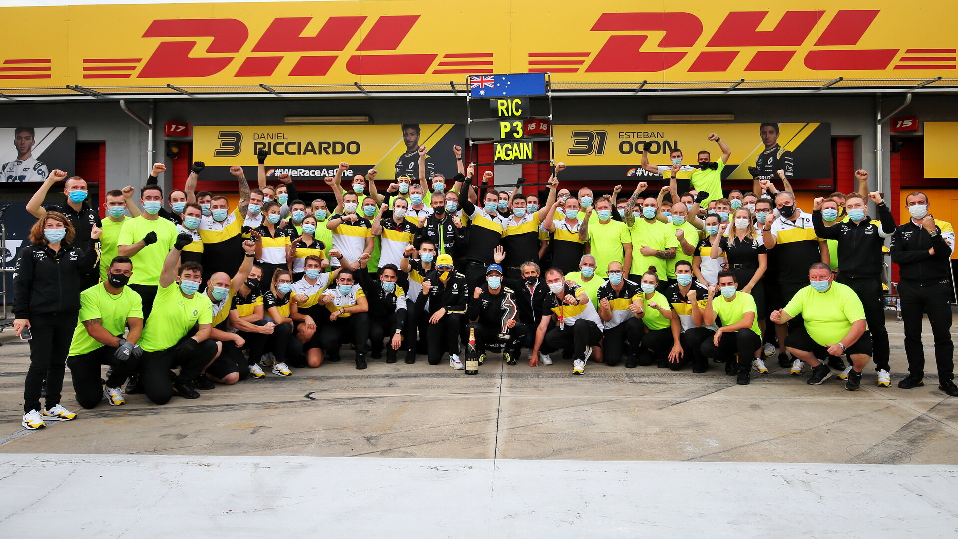 Oslavy Renaultu po závodě v Imole